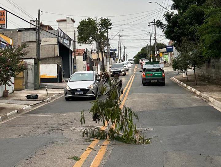 Motoristas enfrentam o risco de passar por buraco no centro